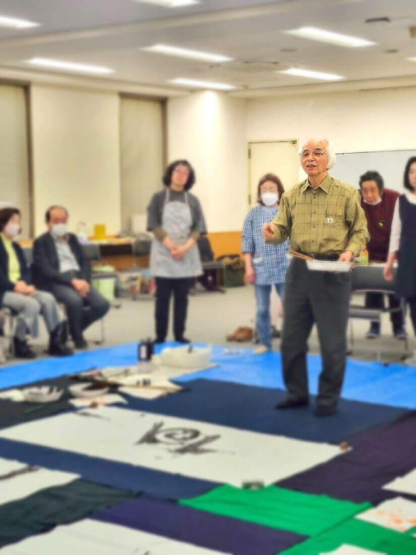 原雲涯奎星会常任理事による作品解説の様子(空間の白の活かし方、落款の位置など具体的に示していただく)